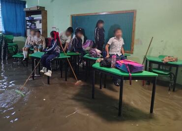 Alumnos quedan atrapados en salones de clases por inundación de escuela en Acolman, Edomex; plantel se ve afectado por lluvias y mal drenaje