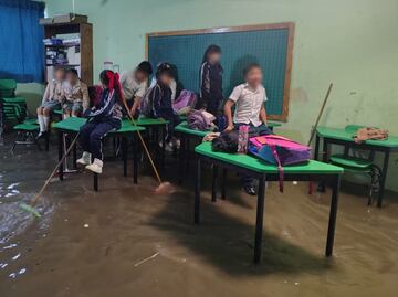 Alumnos quedan atrapados en salones de clases por inundación de escuela en Acolman, Edomex; plantel se ve afectado por lluvias y mal drenaje