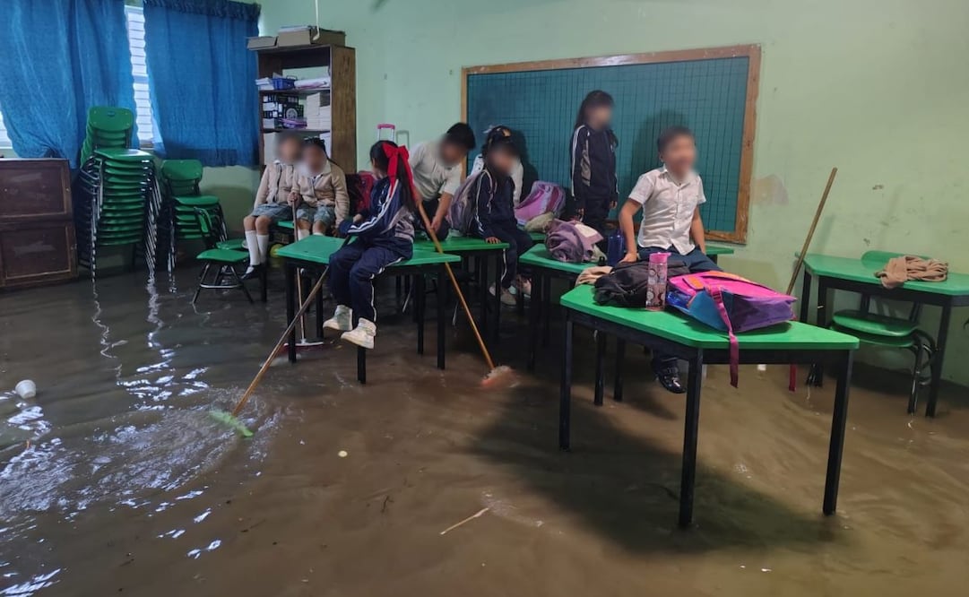 Alumnos quedan en atrapados en los salones de clases por la inundación de su escuela ubicada en Acolman, Edomex (26/06/2025). Foto: Especial