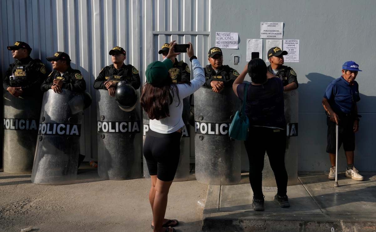 Perú enfrenta caos electoral por fallas logísticas; autoridades intervienen oficinas tras dejar a miles sin votar