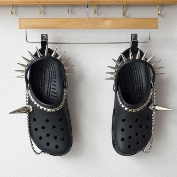Estos son los Crocs góticos que se han vuelto virales en redes sociales