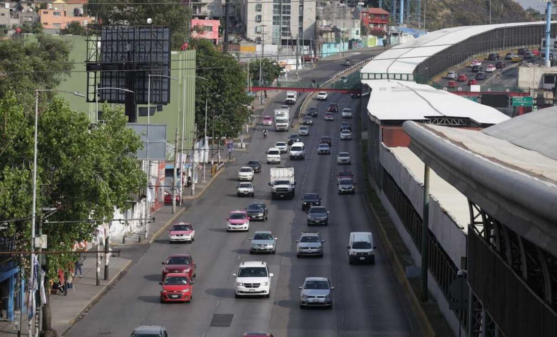 Este viernes no circulan vehículos con terminación de placas 9 y 0, engomado azul, con holograma de verificación 1 y 2. Foto: Carlos Mejía / Archivo EL UNIVERSAL