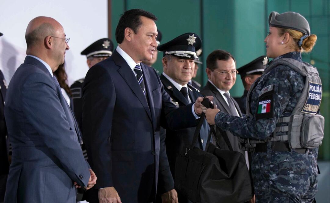 El titular de Segob encabezó la Ceremonia de Graduación de Elementos de la Unidad de Seguridad Procesal, y Entrega de Equipo de Criminalística para el Sistema de Justicia Penal. /Especial