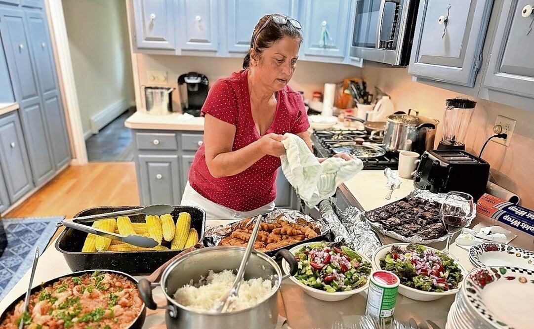 Madonna Donna Kashanian es una iraní de 64 años detenida en su jardín por las autoridades migratorias de Estados Unidos. Lleva 47 años viviendo en el país. Foto: AP