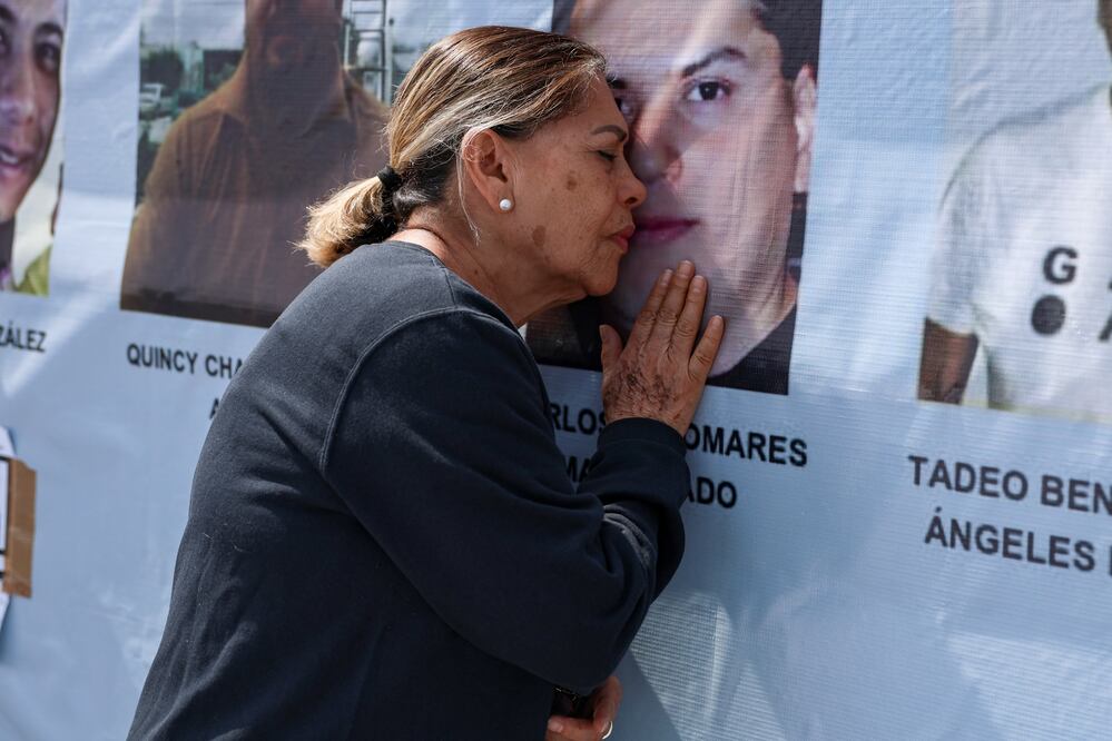 Madres buscadoras que protestan bajo el asta bandera del Zócalo de la Ciudad de México. Foto Hugo Salvador El Universal