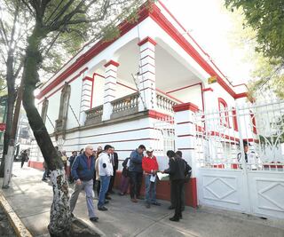 Ligan a Bartlett en venta de casa de transición 