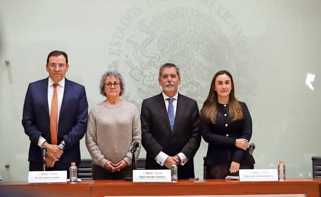 Los subsecretarios Carlos Gabriel Lerma Cotera, Bertha Gomez Castro y María del Carmen Bonilla, acompañan al secretario de Hacienda, Édgar Amador, ayer durante la conferencia. Foto: Especial
