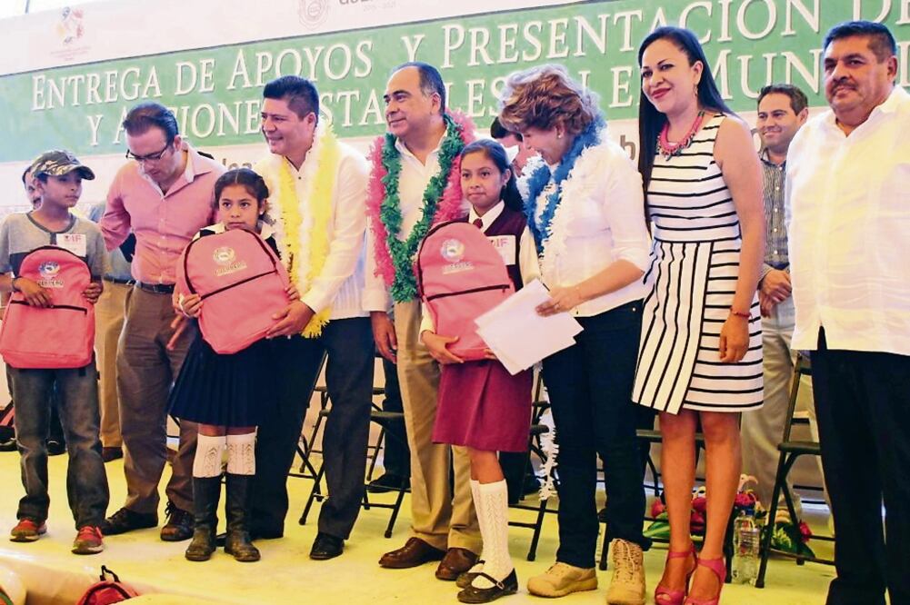 El gobernador Héctor Astudillo Flores entregó ayer apoyos a las familias más vulnerables de Teloloapan (ARCHIVO. EL UNIVERSAL)