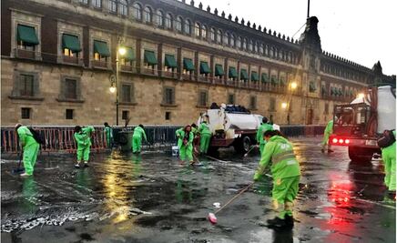Retiran vallas de Palacio Nacional y limpian Zócalo de la CDMX tras marchas del 8M