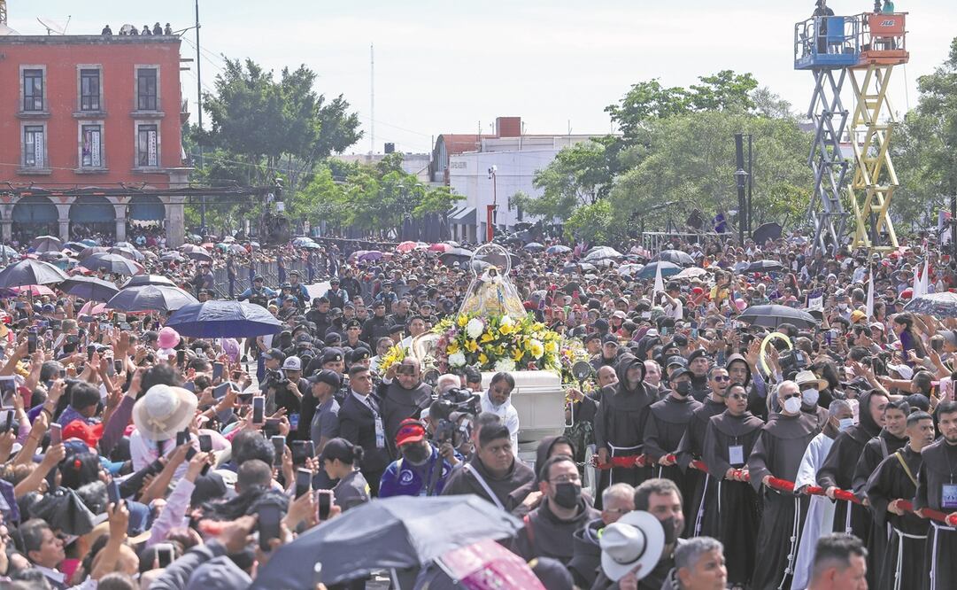 El paso de la Virgen de Zapopan convoca a miles de creyentes que a lo largo de nueve kilómetros siguieron el peregrinar de la imagen para agradecer los favores recibidos o pedir que materialicen.