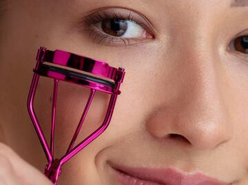 No sigas cometiendo este error al usar tu rizador de pestañas