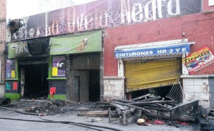 Incendio consume negocio de venta de disfraces en Puebla