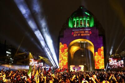 Inicia celebración del Día de Muertos en el Monumento a la Revolución