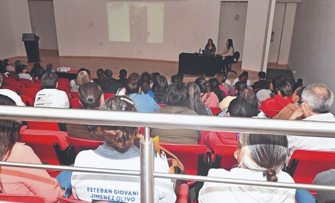 En Zacatecas, madres, padres y hermanos de personas desaparecidas observaron blusas, pantalones, zapatos y otros objetos encontrados en el rancho Izaguirre. Foto Especial