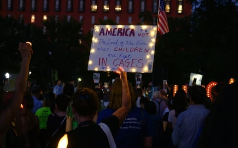 “Todos aquí somos americanos”, dicen en vigilia colectiva contra redada de Trump 