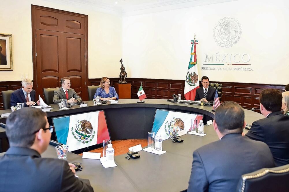 El presidente Enrique Peña Nieto se reunió ayer en la Residencia Oficial de Los Pinos con legisladores demócratas del estado de California con el fin de analizar la relación entre México y Estados Unidos (PRESIDENCIA)