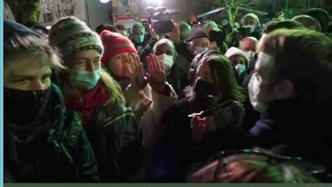 Mujer le devuelve mensaje a Macron: "Yo te jodo", le muestra escrito en sus manos