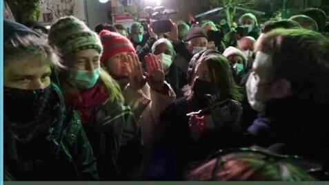 Mujer le devuelve mensaje a Macron: "Yo te jodo", le muestra escrito en sus manos