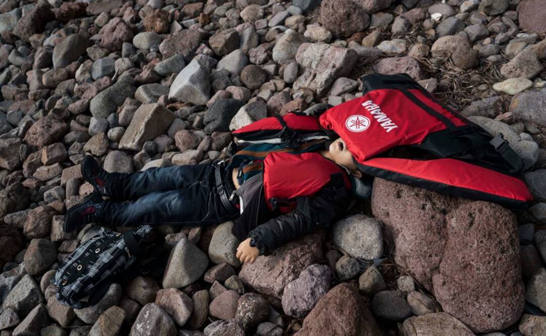 Las imágenes del niño y de otras personas muertas en la playa recordaron la foto del pequeño Aylan Kurdi, de 3 años de edad, tumbado boca abajo en una playa turca el año pasado (Foto: AP)