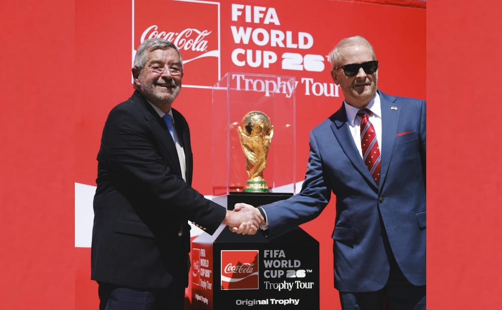 Juan Ramón de la Fuente, titular de la SRE y el embajador Ronald Johnson durante recepción de la Copa Mundial en el AIFA (27/02/2026). Foto: Especial