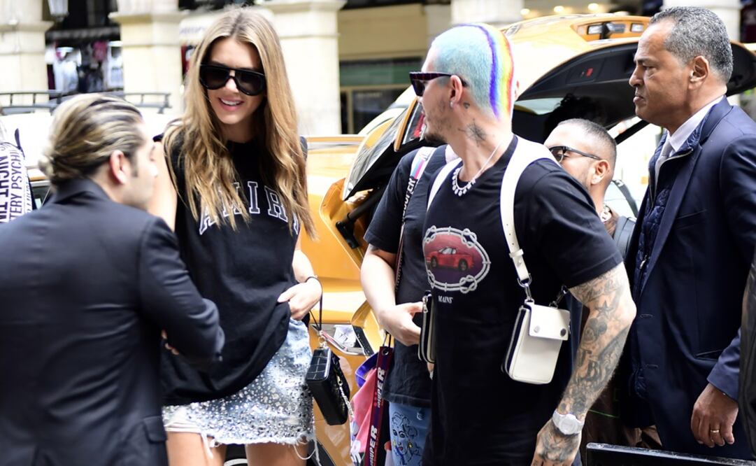 J Balvin asistió al pase con el pelo teñido de varios colores, como un arcoíris, junto a su novia, la ex miss argentina Valentina Ferrer. Foto: EFE