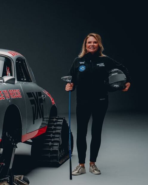 Mujer busca romper récord de velocidad a bordo de su Porsche 356