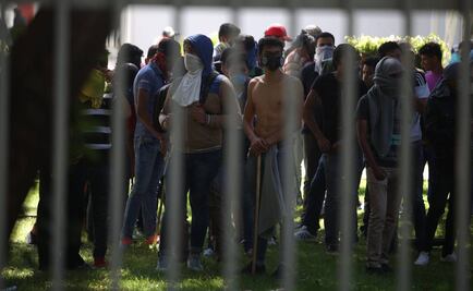 Universitarios y alumnos rechazados “chocan” en Michoacán