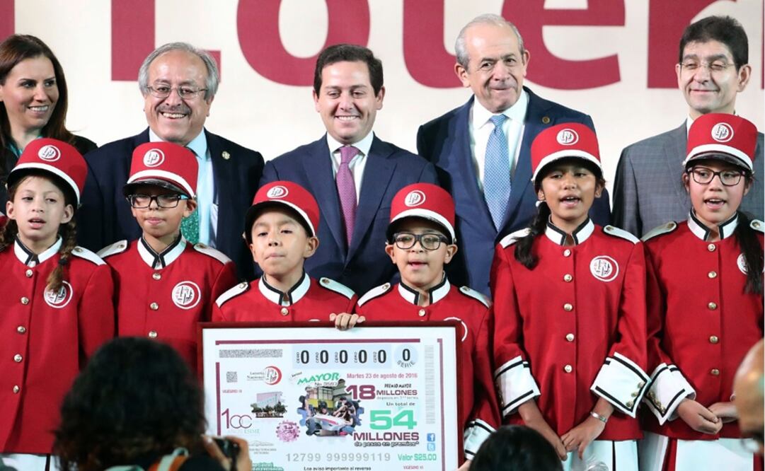 El director general de la Lotería Nacional, Pedro Pablo Treviño Villarreal, y el titular del IPN, Enrique Fernández Fassnacht, encabezaron el Sorteo Mayor. /Ariel Ojeda - EL UNIVERSAL
