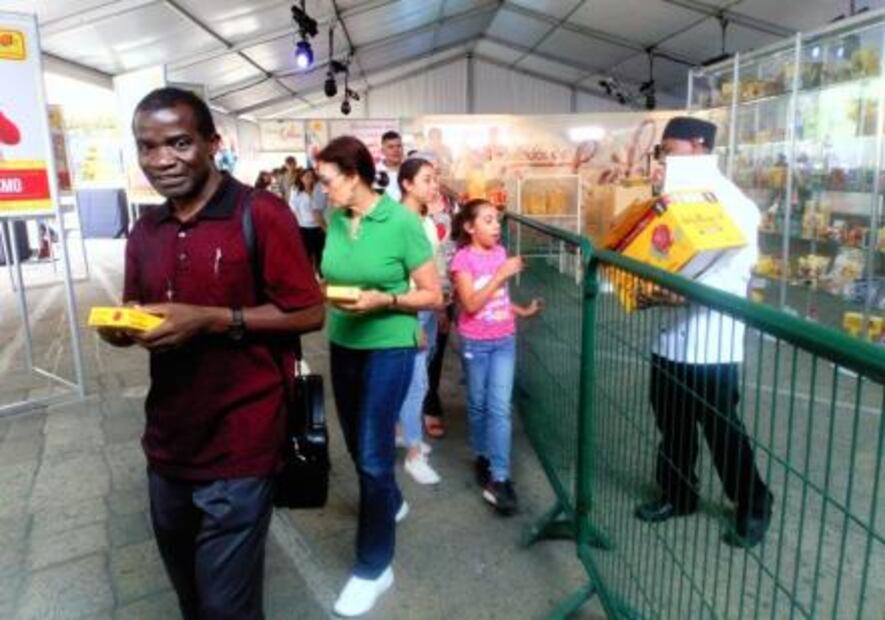 Saborean más de 6 mil mazapán más grande del mundo