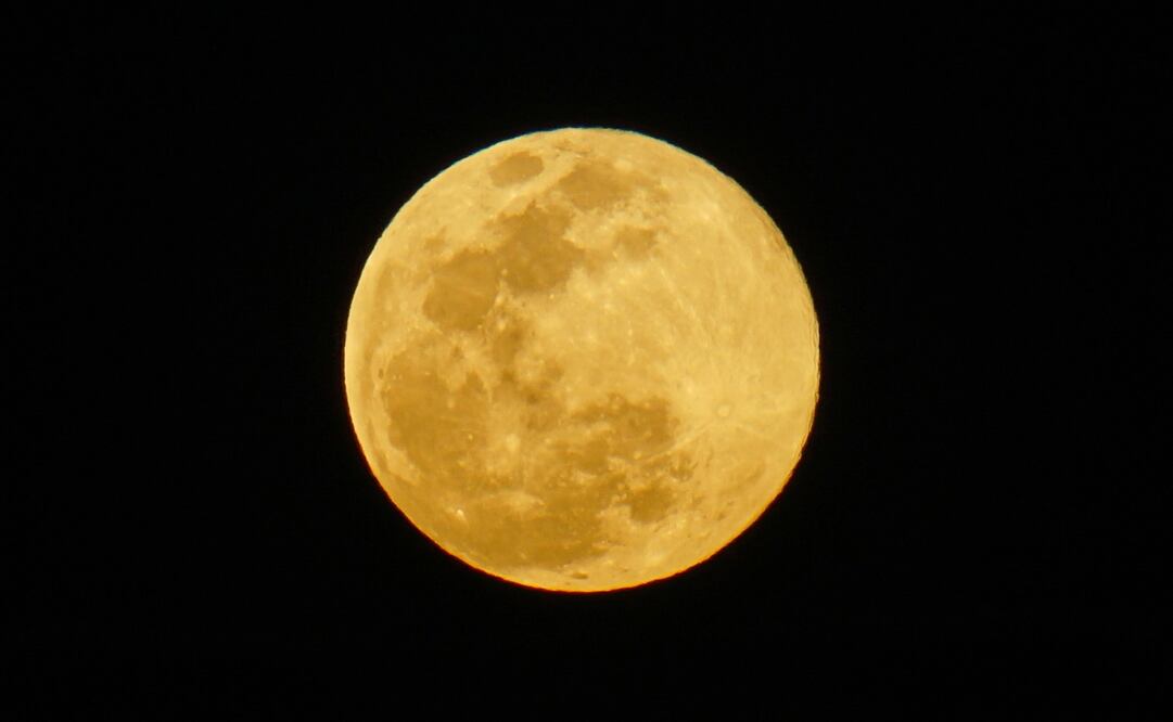 Durante la luna llena, el disco lunar se presenta completamente redondo y brillante. Foto: AP