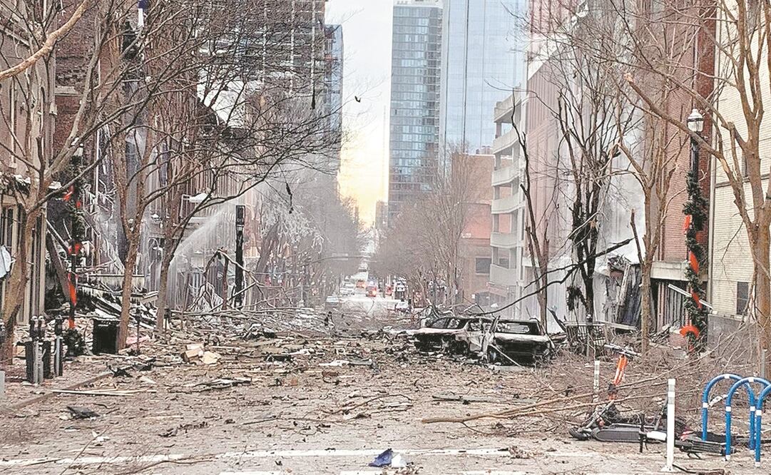 Una autocaravana explotó a las 06:30 horas en el centro de Nashville y dejó tres heridos leves, además de al menos 41 establecimientos dañados, cristales rotos y árboles caídos. La detonación se sintió a varios kilómetros a la redonda. Foto: AFP