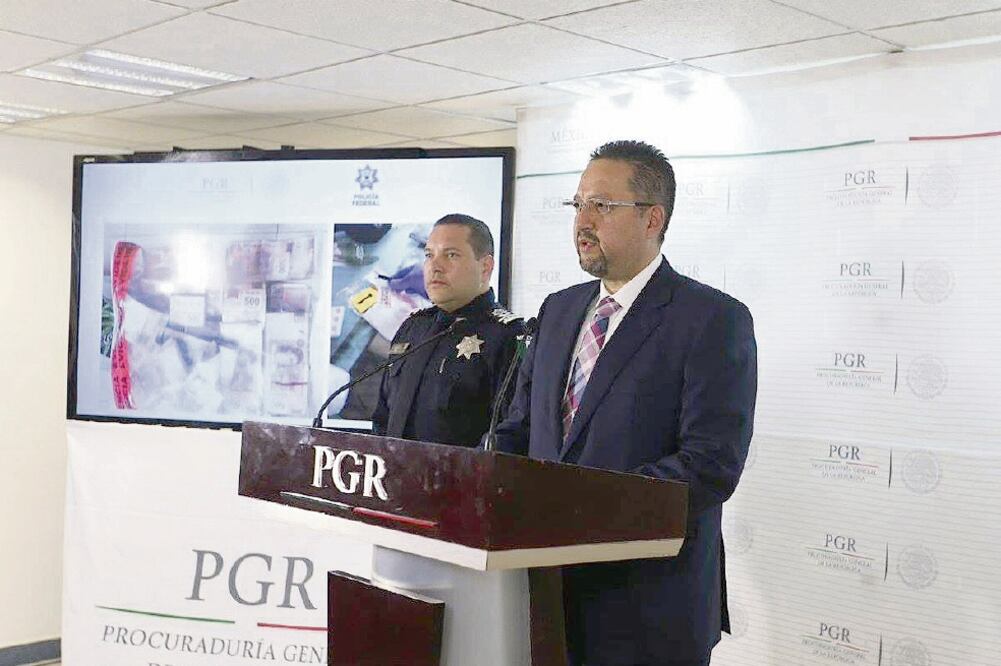 El titular de la SEIDO, Israel Lira, precisó que la detención de los delincuente s se derivó de cateos en domicilios en municipios de Puebla y Estado de México (CORTESÍA PGR)