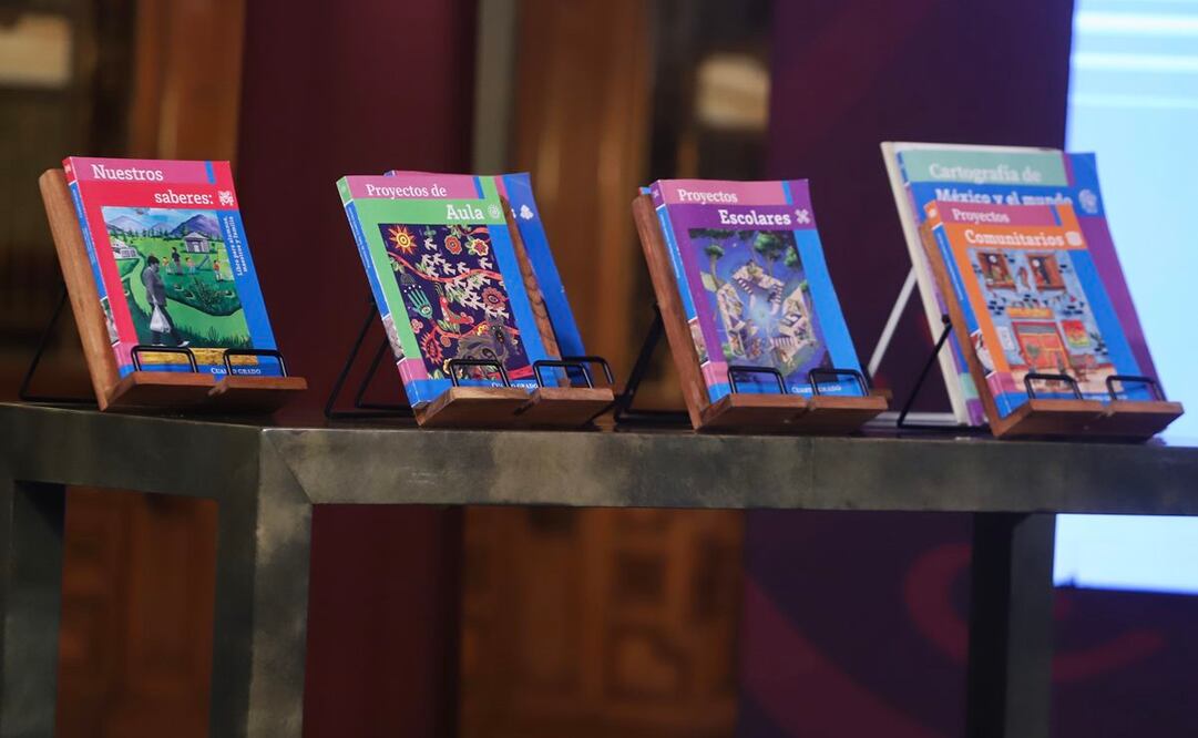 Exposición de libros de texto gratuitos en conferencia de prensa de la SEP. Foto: Berenice Fregoso El Universal