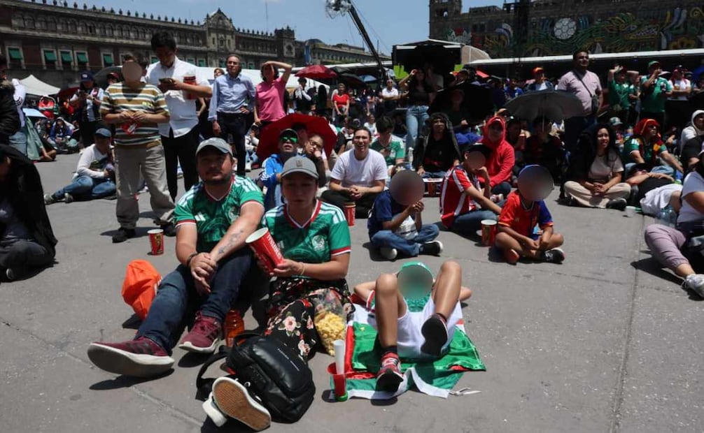 Varias personas llevaron su playera verde de la selección mexicana. Foto: Luis Camacho / EL UNIVERSAL