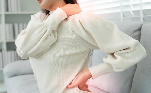 ¿Sientes dolor de cuello o espalda?; conoce cinco ejercicios para aliviar la tensión muscular desde casa