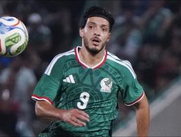 Raúl Jiménez sale molesto y explota contra la afición en Torreón: Por eso nos llevan a Estados Unidos