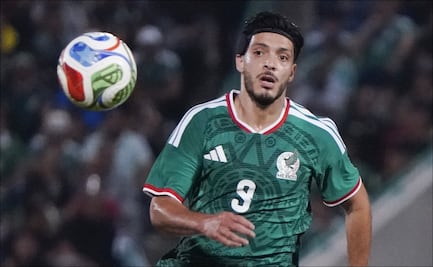 Raúl Jiménez sale molesto y explota contra la afición en Torreón: Por eso nos llevan a Estados Unidos