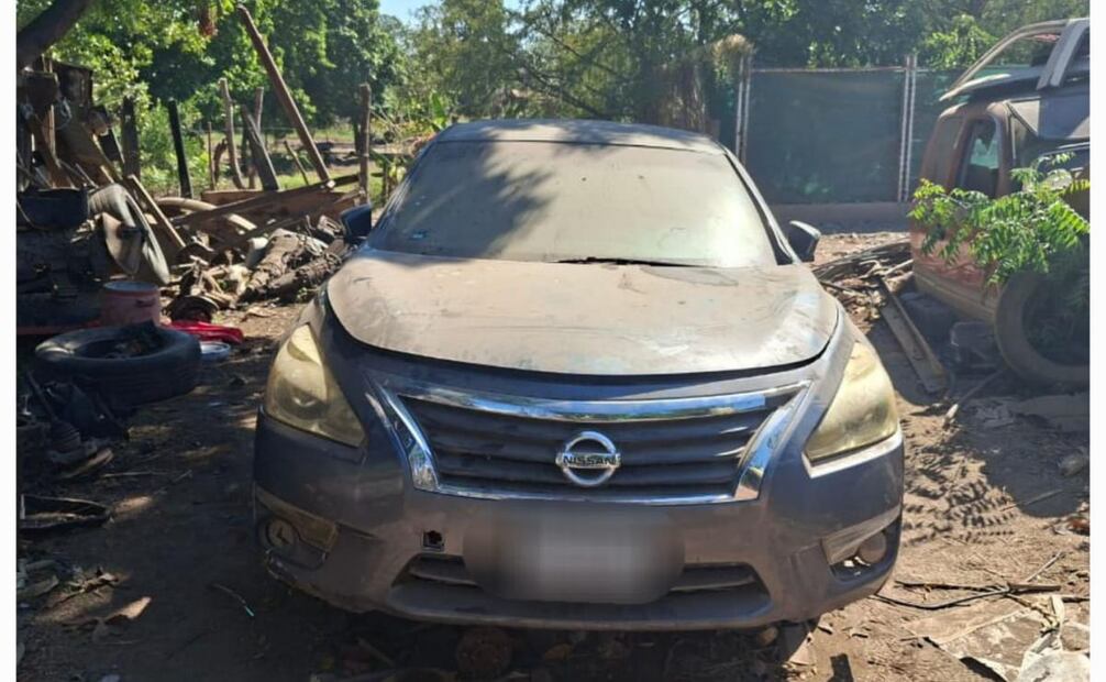 FGE asegura 45 vehículos con reporte de robo y negocios irregulares con unidades desmanteladas y autopartes usadas.
Foto: Especial.