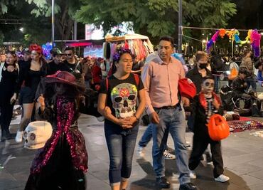 Catrinas, dinosaurios, brujas, y personajes de fantasía invaden la CDMX