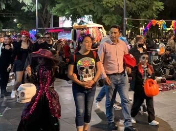 Catrinas, dinosaurios, brujas, y personajes de fantasía invaden la CDMX