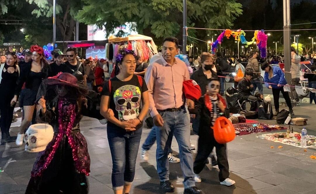 Catrinas, dinosaurios, brujas, y personajes de fantasía invaden la CDMX