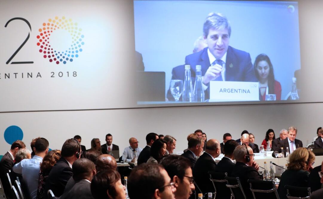 Fotografía cedida por la organización del G20 2018 que muestra al presidente del Banco Central de Argentina, Luis Caputo, en una pantalla durante la reunión de ministros de Finanzas del G20 (Foto: EFE)