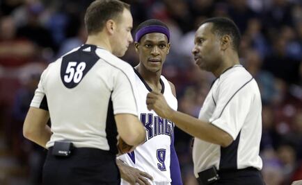 Árbitro de NBA revela que es gay; denuncia insultos de un jugador