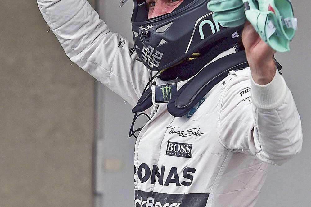 Nico Rosberg agradece a sus ingenieros la puesta a punto de su Mercedes (RONALDO SCHEMIDT. REUTERS)