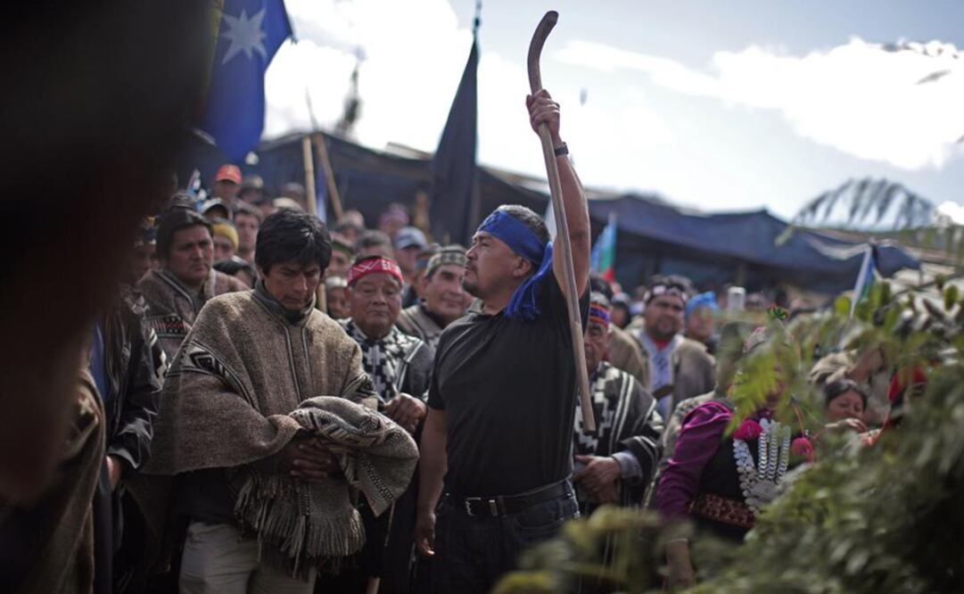 El líder mapuche Héctor Llaitul sostiene su bastón junto al ataúd de Camilo Catrillanca. Foto: AP