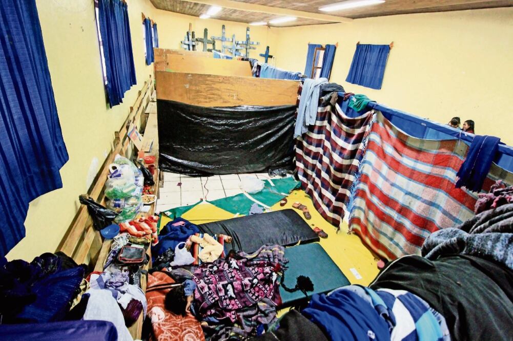 Autoridades instalaron carpas y fogones de leña para que las mujeres cocinen en el patio de la casa de cultura que sirve como refugio a más de 200 tzotziles (FREDY M. PÉREZ. EL UNIVERSAL)