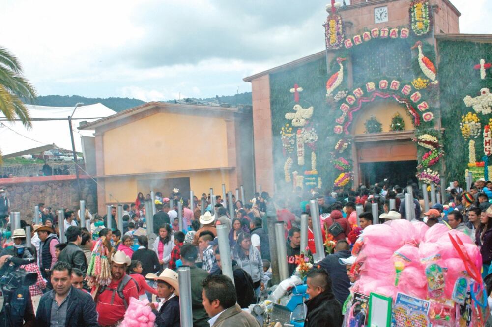 Cada 13 de agosto se bendicen cerca de 150 carritos de camotes que se adornan con globos. En la celebración se agradece que la tradición continúa, pese a las bajas ventas. Fotos: JEHIELI HERNÁNDEZ