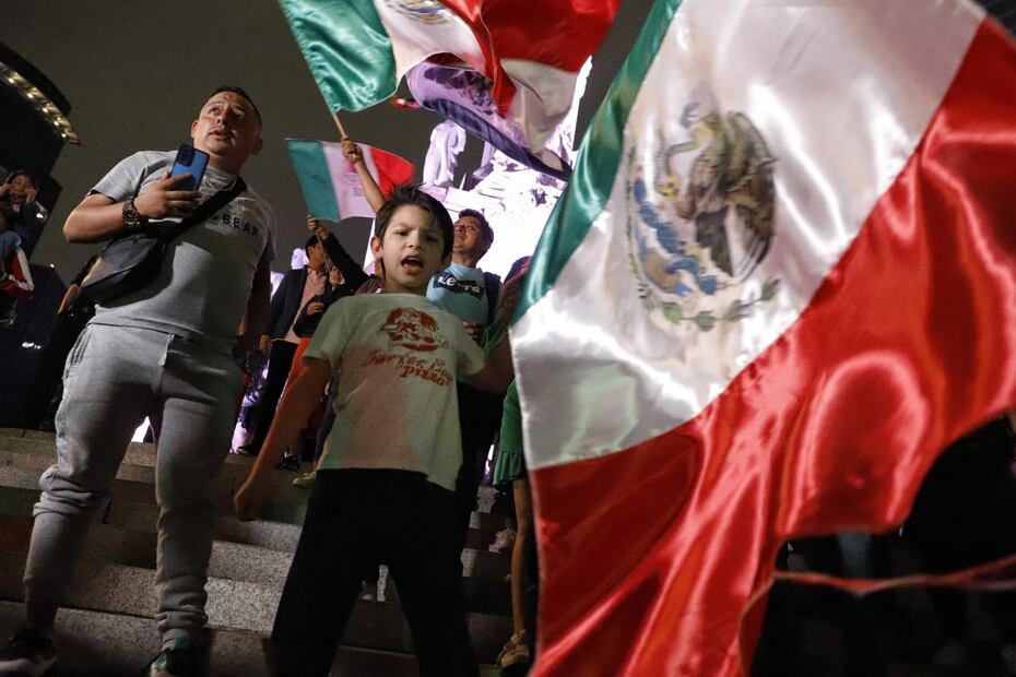 Aficionados mexicanos asisten al Ángel de la Independencia a festejar la Copa Oro / Foto: Fernanda Rojas - EL UNIVERSAL