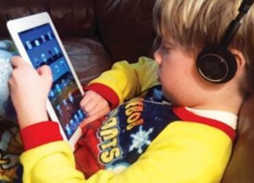 Médicos piden evitar que niños usen tabletas en exceso