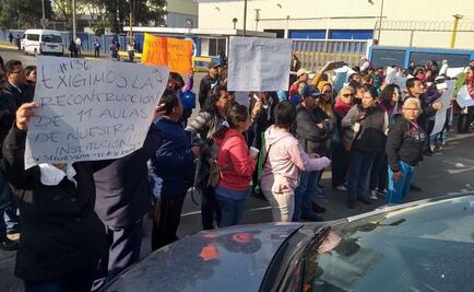 Bloquean vialidad en Tultitlán para exigir rehabilitación de secundaria